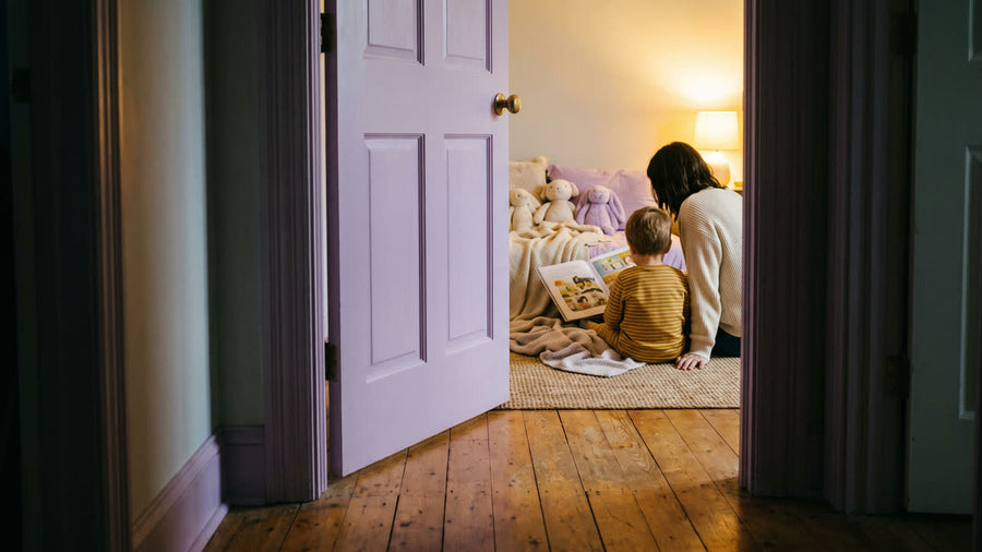 Mère et enfant qui lisent ensemble dans une chambre, sans écran
