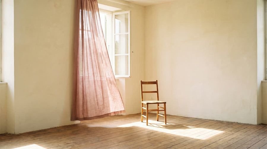 Chaise dans une pièce baignée de lumière, symbole de confiance retrouvée