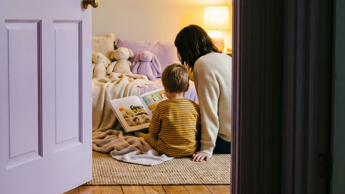 Mère et enfant assis dans une chambre, en train de lire un livre d'histoires
