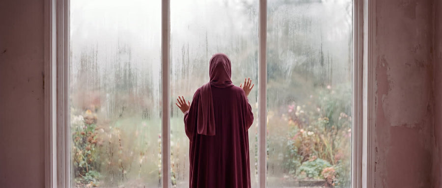 Femme voilée pensive, qui prépare sa rencontre avant le mariage