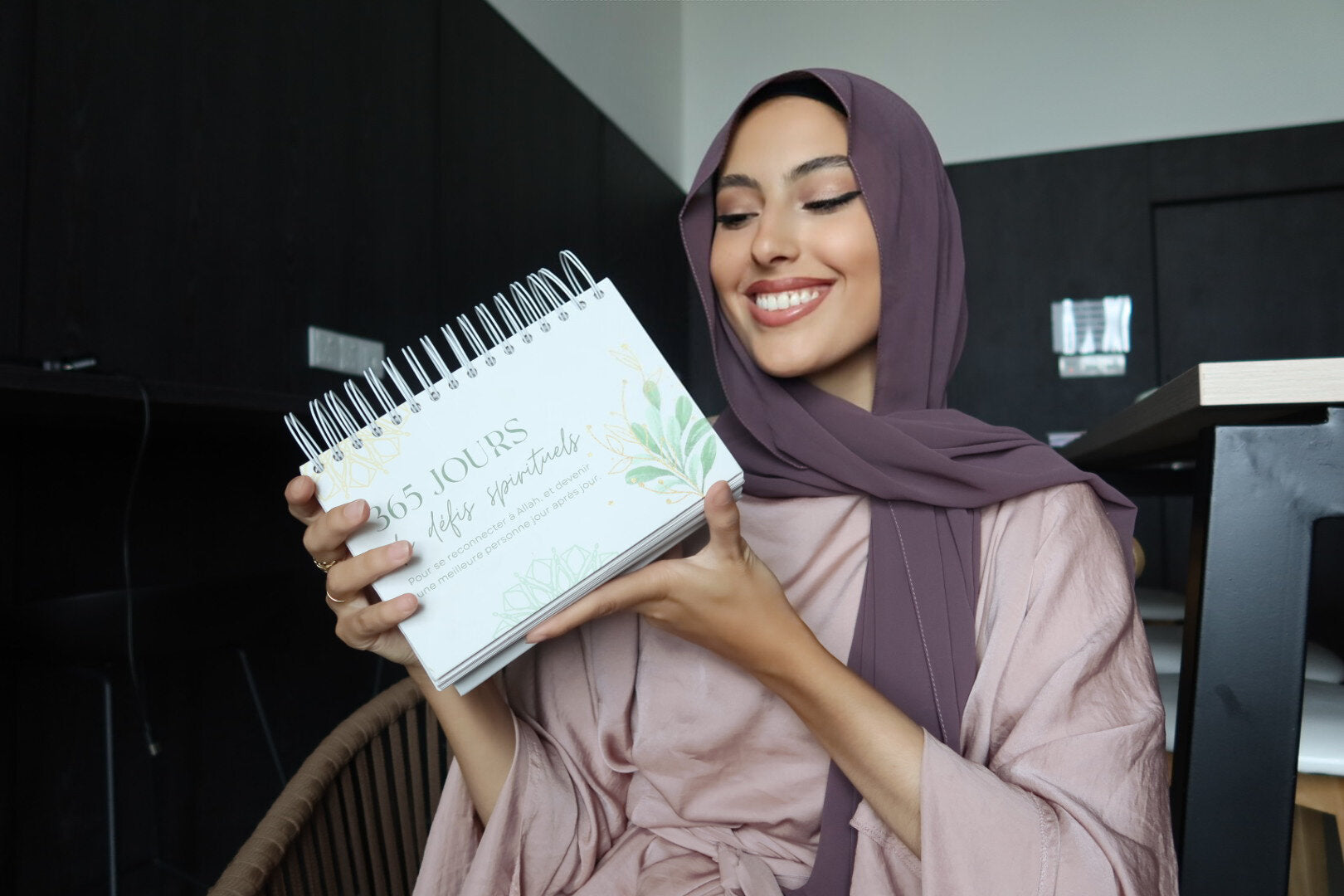 La fondatrice Safaa avec le calendrier de bureau Noor