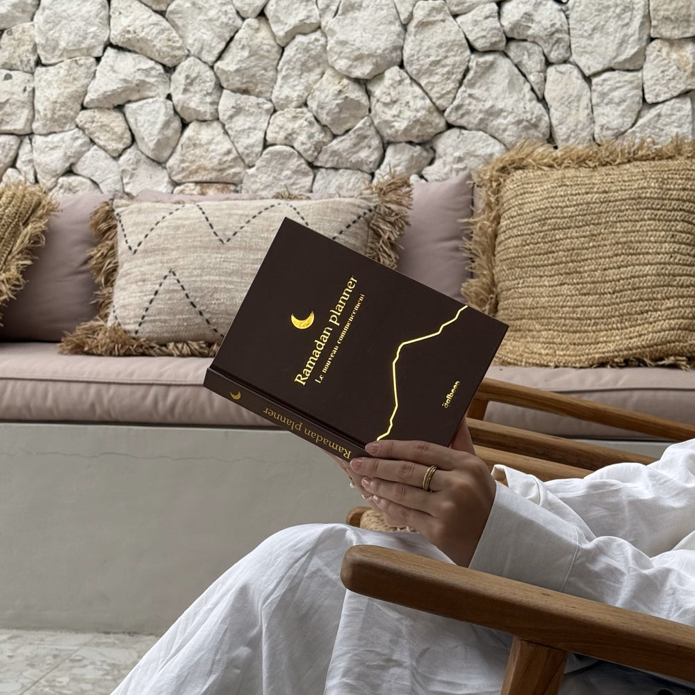 Le Ramadan Planner ouvert sur les genoux
