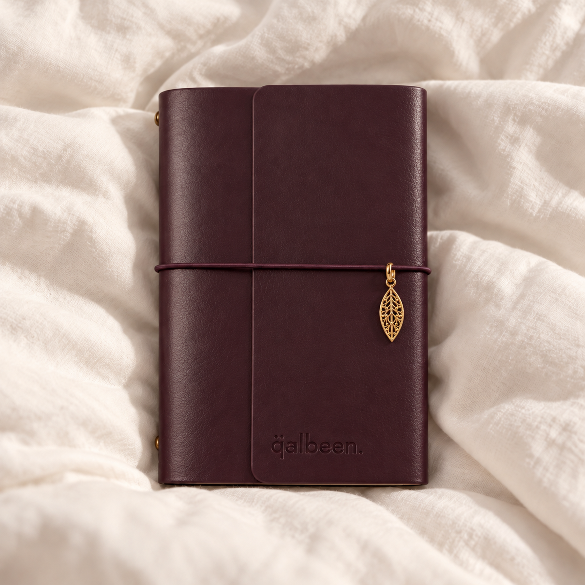 L'Archive Deep Plum, avec son charm feuille