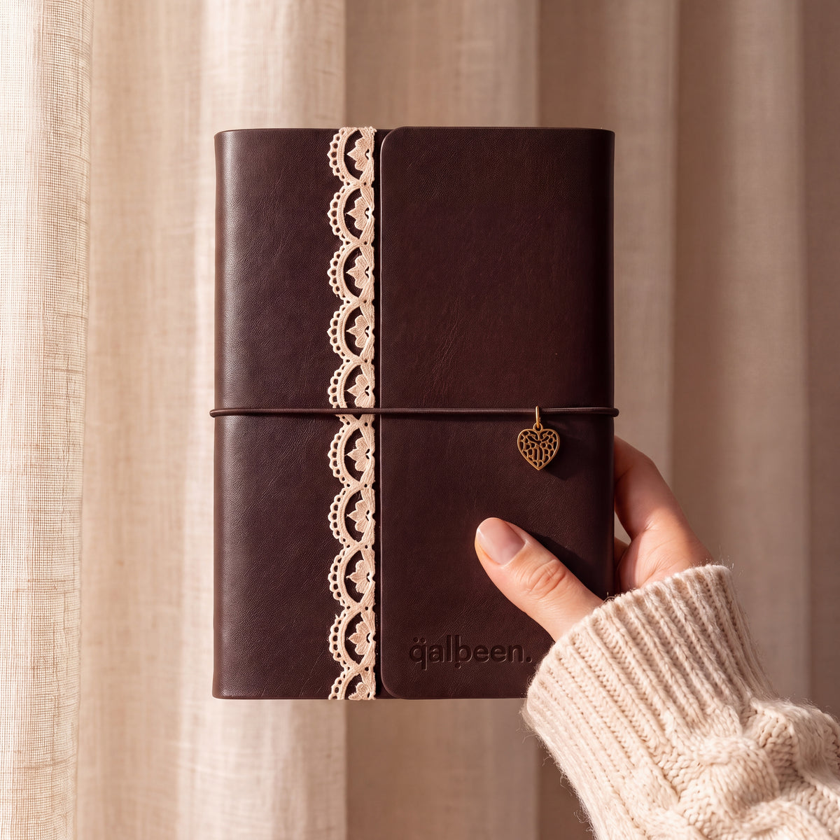 Carnet organisateur L'Archive Espresso Lace, brun chocolat et dentelle crème, charm cœur, tenu à la main